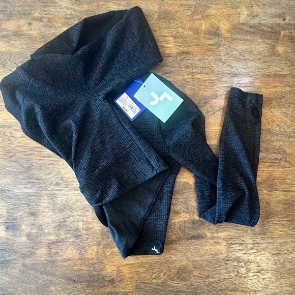 JoyLab Black Twist Front Women's Athletic Top size large - Picture 3 of 4